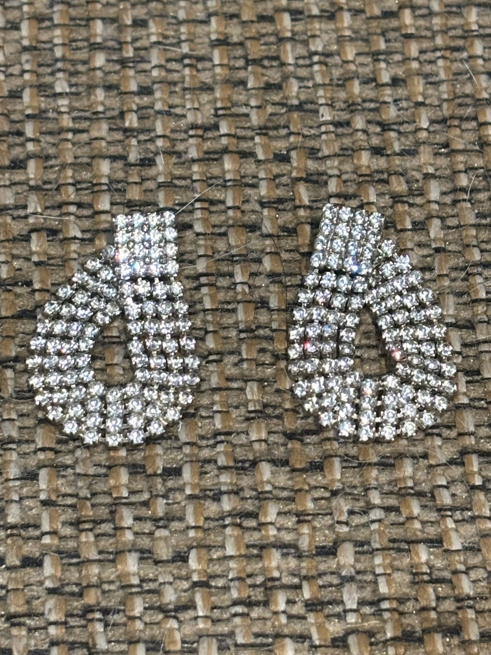 Vintage silver-tone prong setting rhinestone teardrop-shaped dangle earrings